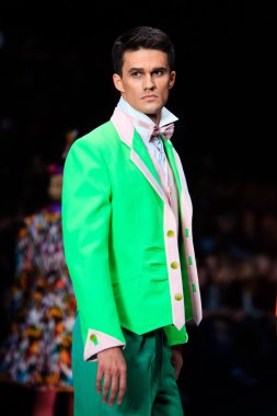 İlkbahar-Yaz 2017 Mercedes-Benz Fashion Week Rusya'da Slava Zaitsev podyum için model yürüyüş pist.