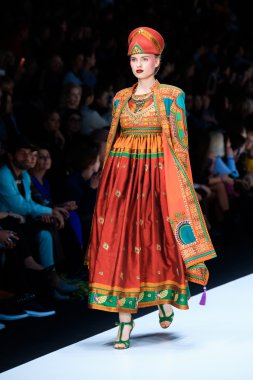 İlkbahar-Yaz 2017 Mercedes-Benz Fashion Week Rusya'da Slava Zaitsev podyum için model yürüyüş pist.