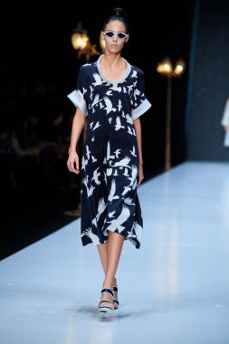 Modeli yürüyüş pist Dimaneu catwalk, ilkbahar-yaz 2017 Mercedes-Benz moda hafta Rusya için.