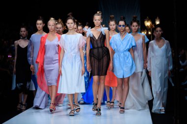 Modeli yürüyüş pist Dimaneu catwalk, ilkbahar-yaz 2017 Mercedes-Benz moda hafta Rusya için.