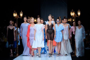 Modeli yürüyüş pist Dimaneu catwalk, ilkbahar-yaz 2017 Mercedes-Benz moda hafta Rusya için.