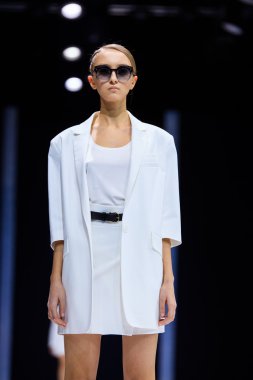 Modeli yürüyüş pist Valentin Yudaskin catwalk ilkbahar-yaz 2017 Moskova moda haftası için.