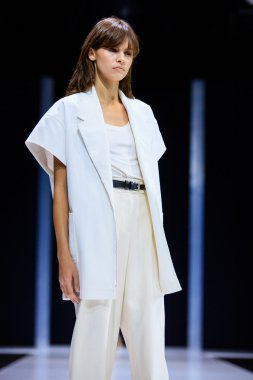 Modeli yürüyüş pist Valentin Yudaskin catwalk ilkbahar-yaz 2017 Moskova moda haftası için.