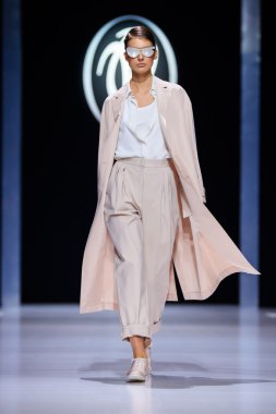 Modeli yürüyüş pist Valentin Yudaskin catwalk ilkbahar-yaz 2017 Moskova moda haftası için.