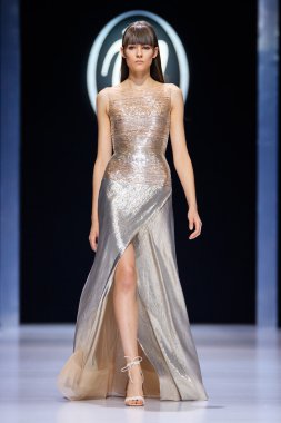 Modeli yürüyüş pist Valentin Yudaskin catwalk ilkbahar-yaz 2017 Moskova moda haftası için.