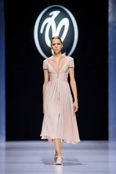 Modeli yürüyüş pist Valentin Yudaskin catwalk ilkbahar-yaz 2017 Moskova moda haftası için.