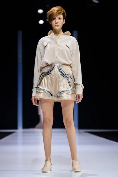 Modeli yürüyüş pist Valentin Yudaskin catwalk ilkbahar-yaz 2017 Moskova moda haftası için.