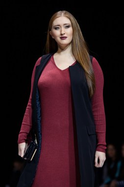 Artı boyutu modeli yürüyüş pist La Redoute ve artı-Size Moskova podyum ilkbahar-yaz 2017 Moskova moda haftası için.