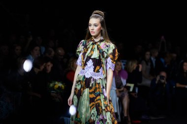 Modeli yürüyüş pist Olga Kunitsyna catwalk ilkbahar-yaz 2017 Moskova moda haftası için.