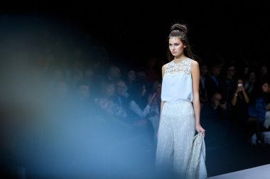 Modeli yürüyüş pist Olga Kunitsyna catwalk ilkbahar-yaz 2017 Moskova moda haftası için.
