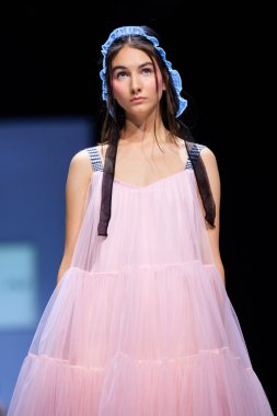 Modeli yürüyüş pist çok bir podyum ilkbahar-yaz 2017 Moskova moda haftası için.