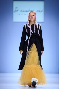 Modeli yürüyüş pist çok bir podyum ilkbahar-yaz 2017 Moskova moda haftası için.