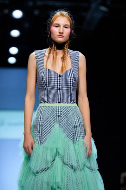 Modeli yürüyüş pist çok bir podyum ilkbahar-yaz 2017 Moskova moda haftası için.