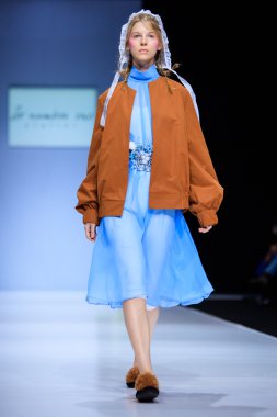 Modeli yürüyüş pist çok bir podyum ilkbahar-yaz 2017 Moskova moda haftası için.