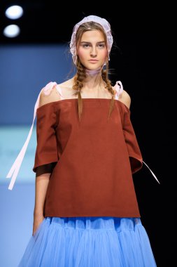 Modeli yürüyüş pist çok bir podyum ilkbahar-yaz 2017 Moskova moda haftası için.