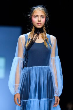 Modeli yürüyüş pist çok bir podyum ilkbahar-yaz 2017 Moskova moda haftası için.