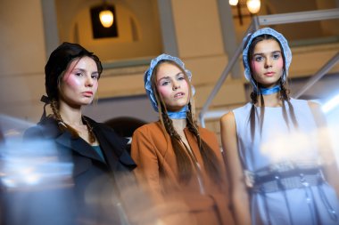 Sahne arkasına Yani bir podyum ilkbahar-yaz 2017 Moskova moda haftası.