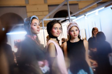 Sahne arkasına Yani bir podyum ilkbahar-yaz 2017 Moskova moda haftası.