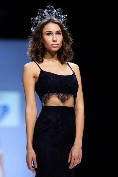 Pasarela modelo para la pasarela WORLD RUSSIAN BEAUTY en la Primavera-Verano 2017 Moscow Fashion Week. Ropa de estilo étnico nacional . —  Fotos de Stock