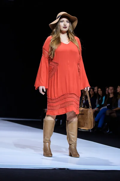 Artı boyutu modeli yürüyüş pist La Redoute ve artı-Size Moskova podyum ilkbahar-yaz 2017 Moskova moda haftası için.