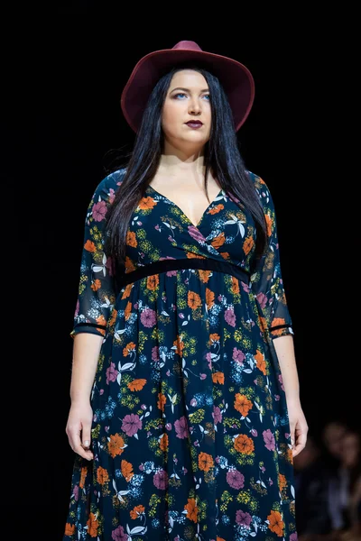 Artı boyutu modeli yürüyüş pist La Redoute ve artı-Size Moskova podyum ilkbahar-yaz 2017 Moskova moda haftası için.