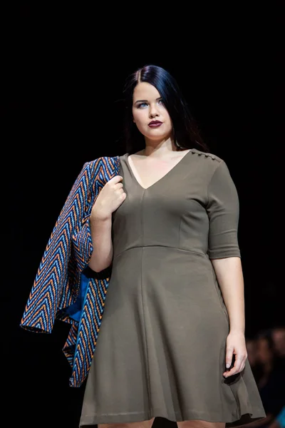 Pasarela modelo de tamaño grande para LA REDOUTE & PLUS-SIZE MOSCOW en la Primavera-Verano 2017 Moscow Fashion Week . —  Fotos de Stock