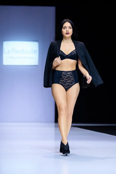 Pasarela modelo de tamaño grande para LA REDOUTE & PLUS-SIZE MOSCOW en la Primavera-Verano 2017 Moscow Fashion Week . —  Fotos de Stock