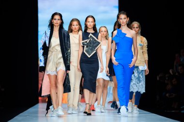 Modeli yürüyüş pist Dasha Gauser catwalk, ilkbahar-yaz 2017 Mercedes-Benz moda hafta Rusya için.