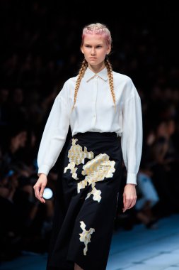 Modeli yürüyüş pist Alena Akhmadullina catwalk, ilkbahar-yaz 2017 Mercedes-Benz moda hafta Rusya için.