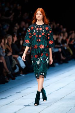 Alena Akhmadullina catwalk, ilkbahar-yaz 2017 Mercedes-Benz moda hafta Rusya tarafından Faberlic için model yürüyüş pist.