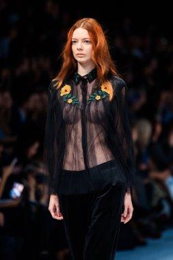 Alena Akhmadullina catwalk, ilkbahar-yaz 2017 Mercedes-Benz moda hafta Rusya tarafından Faberlic için model yürüyüş pist.