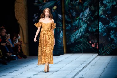 Alena Akhmadullina catwalk, ilkbahar-yaz 2017 Mercedes-Benz moda hafta Rusya tarafından Faberlic için model yürüyüş pist.