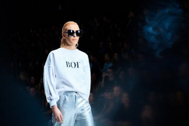 Modeli yürüyüş pist Bella Potemkina catwalk, ilkbahar-yaz 2017 Mercedes-Benz moda hafta Rusya için.