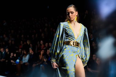 Modeli yürüyüş pist Bella Potemkina catwalk, ilkbahar-yaz 2017 Mercedes-Benz moda hafta Rusya için.