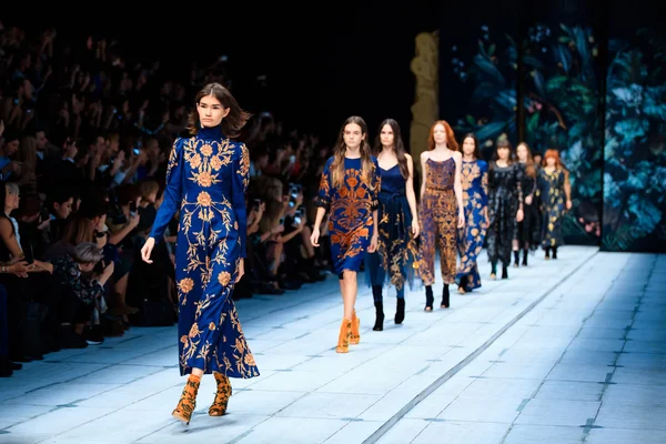 Alena Akhmadullina catwalk, ilkbahar-yaz 2017 Mercedes-Benz moda hafta Rusya tarafından Faberlic için model yürüyüş pist.