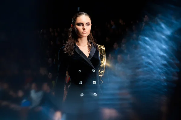 Modeli yürüyüş pist Bella Potemkina catwalk, ilkbahar-yaz 2017 Mercedes-Benz moda hafta Rusya için.