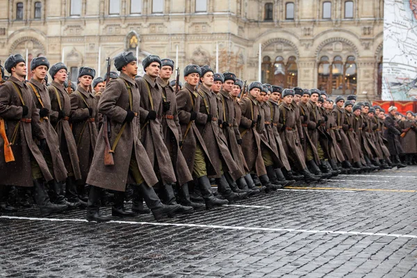 Ensaio completo do desfile, dedicado a 7 de novembro de 1941 na Praça Vermelha em Moscou . — Fotografia de Stock