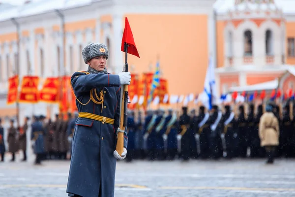 Latihan penuh gaun parade, didedikasikan untuk 7 November 1941 di Red Square di Moskow . — Stok Foto