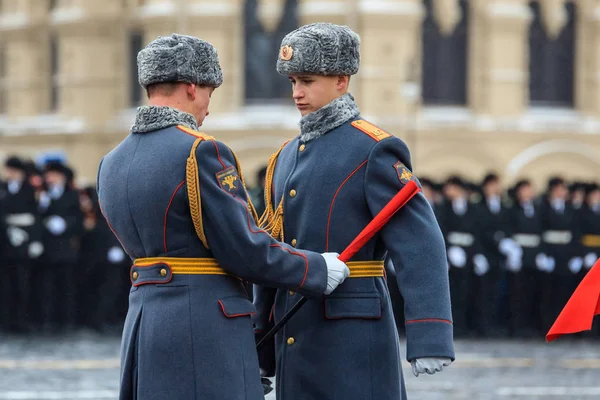 Парад, посвященный 7 ноября 1941 года на Красной площади в Москве. 75 лет со дня рождения . — стоковое фото