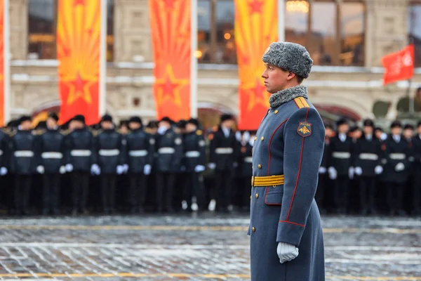 Desfile dedicado al 7 de noviembre de 1941 en la Plaza Roja de Moscú. 75º aniversario . — Foto de Stock