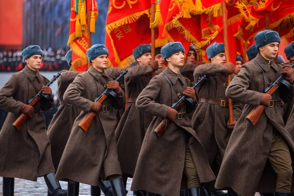 Parada dedicada a 7 de novembro de 1941 na Praça Vermelha em Moscou. 75 anos . — Fotografia de Stock