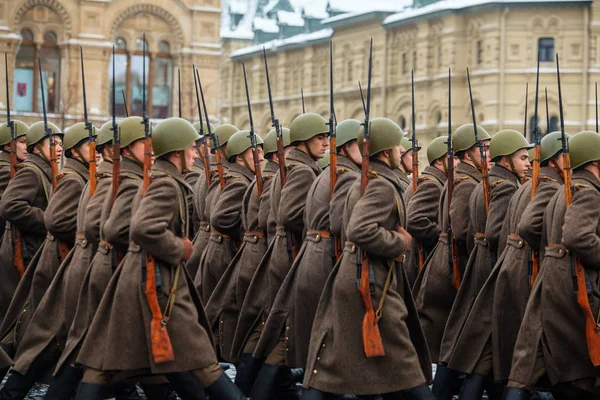 Parade am 7. November 1941 auf dem Roten Platz in Moskau. 75 Jahre. — Stockfoto