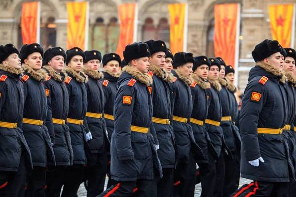 Parade am 7. November 1941 auf dem Roten Platz in Moskau. 75 Jahre. — Stockfoto