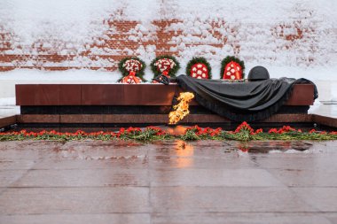 Mezar bilinmeyen asker ve Eternal flame Moskova, Rusya Kremlin duvarının yakınında Alexander bahçesinde kış görünümü.