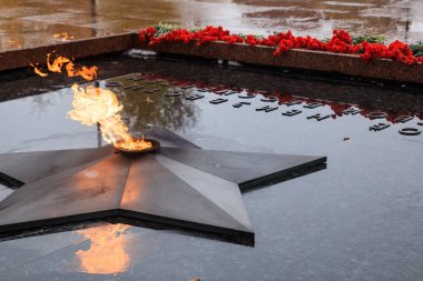 Mezar bilinmeyen asker ve Eternal flame Moskova, Rusya Kremlin duvarının yakınında Alexander bahçesinde kış görünümü.