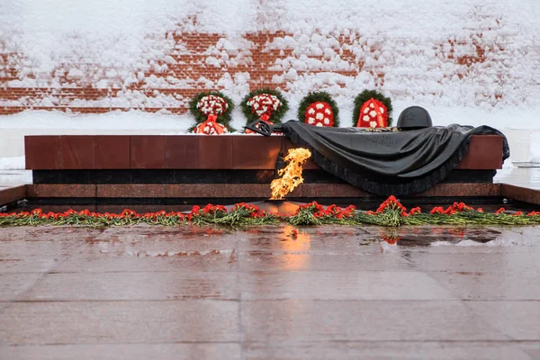 Vista de invierno de la Tumba de Soldado Desconocido y Llama Eterna en el jardín Alexander cerca del muro del Kremlin en Moscú, Rusia . — Foto de Stock