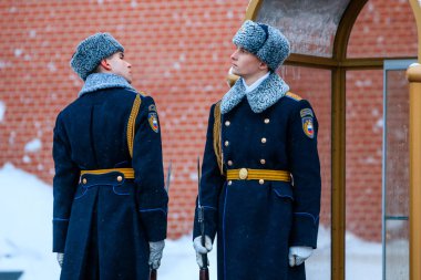 Rusya'nın Cumhurbaşkanlığı Muhafız mezar bilinmeyen asker ve Kremlin duvarının yakınında Alexander bahçesinde Eternal flame saatlik değiştirin. Kış görünümü. 