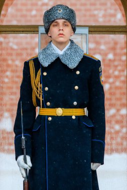 Mezar bilinmeyen asker ve Kremlin duvarının yakınında Alexander bahçesinde Eternal flame yakın Rusya'nın alay başkanlık muhafızı. Kış görünümü.