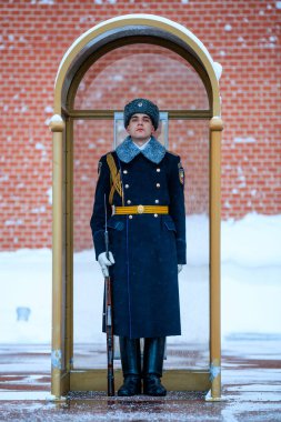 Mezar bilinmeyen asker ve Kremlin duvarının yakınında Alexander bahçesinde Eternal flame yakın Rusya'nın alay başkanlık muhafızı. Kış görünümü.