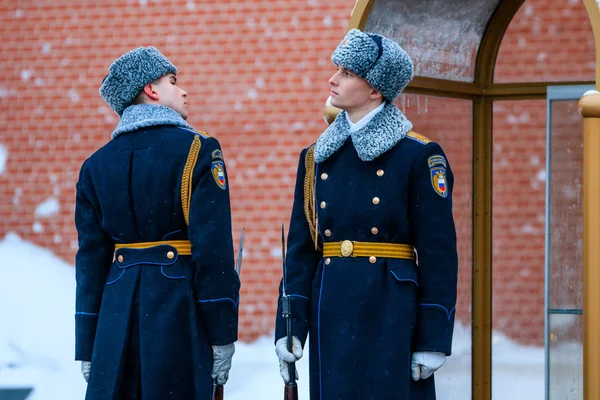 Mudança horária da guarda presidencial da Rússia no túmulo do soldado desconhecido e chama eterna no jardim Alexander perto da parede do Kremlin. Vista de inverno . — Fotografia de Stock